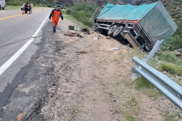 Camionero sufrió un vuelco en la Quebrada de la Cébila