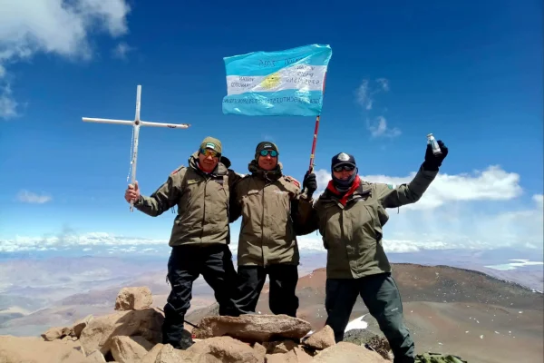La Rioja: Por primera vez Gendarmes coronaron cumbre al volcán “Bonete Chico”