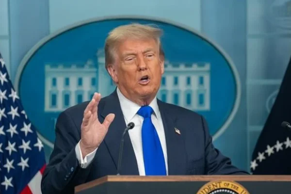 Trump impondrá aranceles a quienes vendan petróleo a Cuba