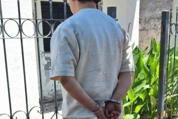 Chocó a un policía, escapó y fue detenido en persecución