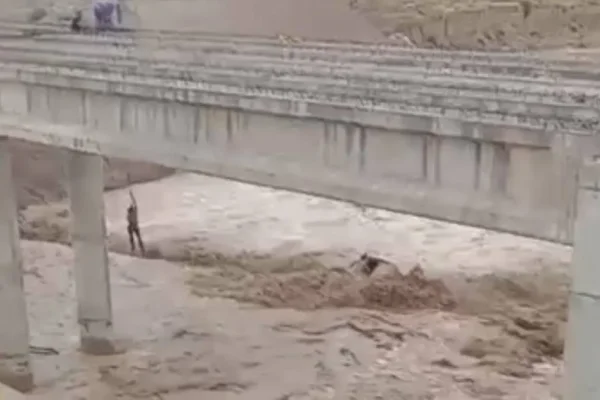 Una tormenta arrastró a una retroexcavadora al río Mendoza y debieron evacuar al conductor