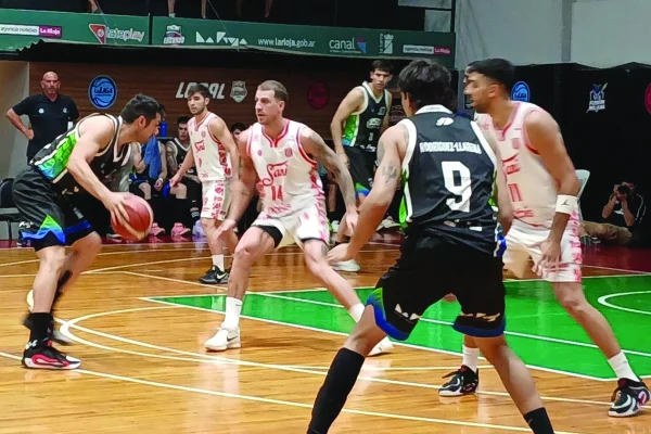 Básquetbol: Fusión Riojana no pudo hacerse fuerte en casa y perdió ante el puntero