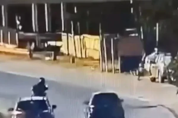 Quiso robarle a un motociclista en Quilmes, fue atropellado por una policía y voló por el aire