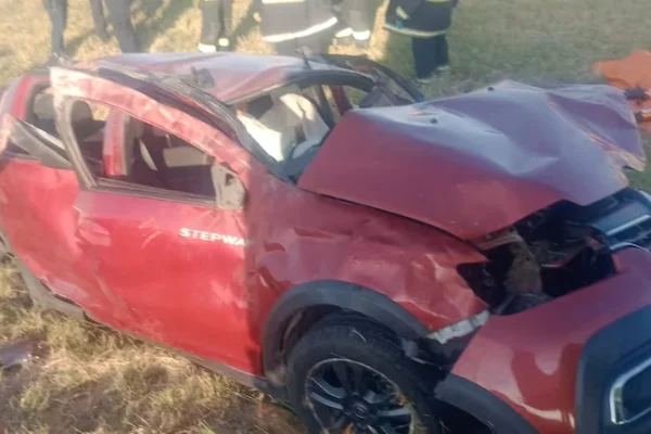 Dos muertos y tres heridos tras el vuelco de un auto en Ramallo