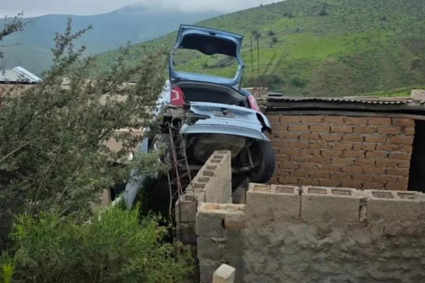 Tucumán: volcó un auto en el que iban varias mujeres y terminó sobre el techo de una casa