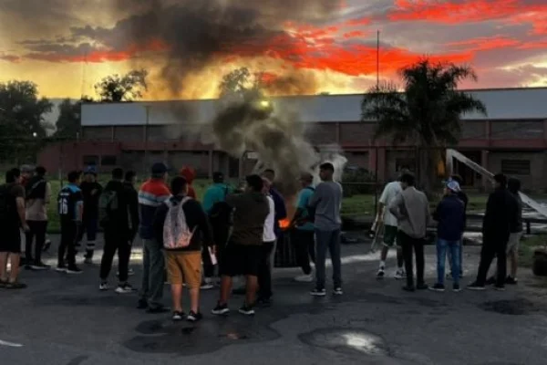 Catamarca: protesta de trabajadores despedidos en la fábrica NEBA por el pago total de indemnizaciones