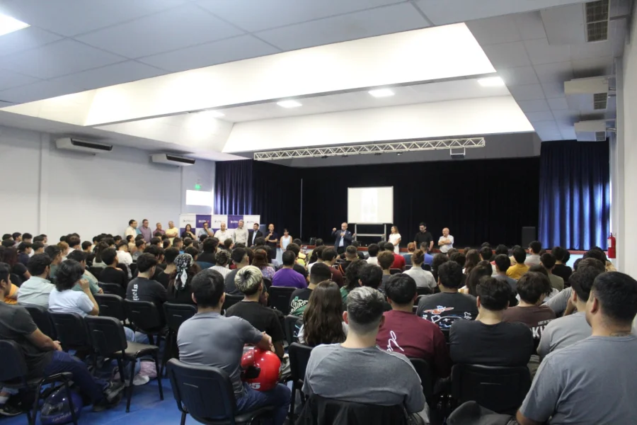 Más de 200 jóvenes se inscribieron.