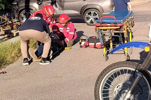 Motociclista herido tras fuerte choque con un auto