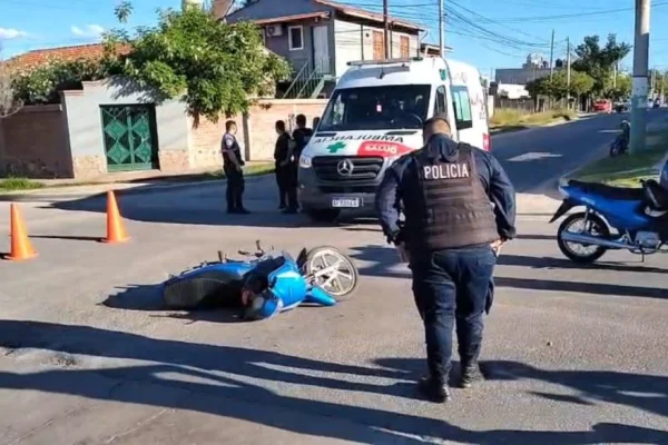  Motociclista chocó contra un camión y fue hospitalizado