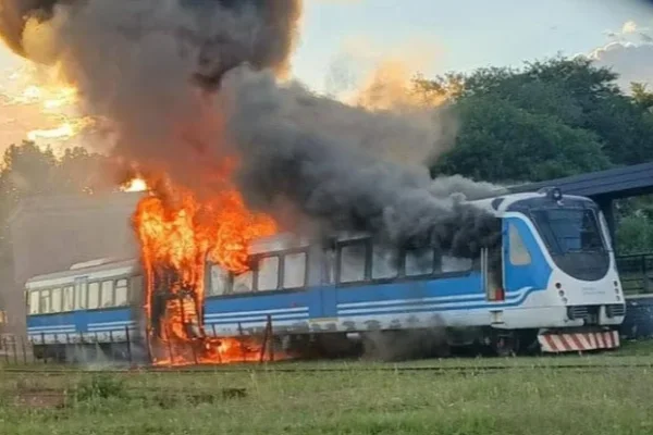 Evacuaron un tren tras un feroz incendio en Córdoba