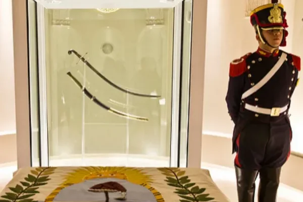 Renunció la directora del Museo Histórico Nacional por el traslado del sable corvo de San Martín