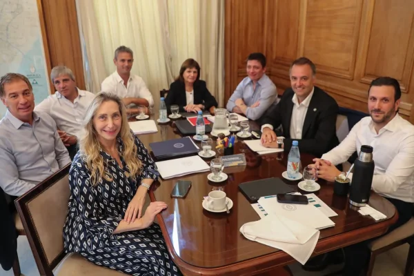 La mesa política se reúne para ultimar detalles en las negociaciones por la reforma laboral