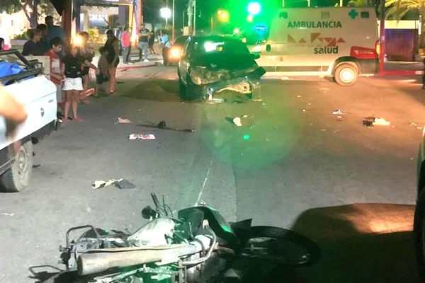 Dos heridos dejó un fuerte choque de auto y motocicleta