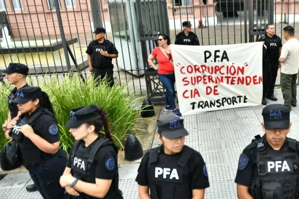 Un agente de la Policía Federal se esposó a las rejas de la Casa Rosada