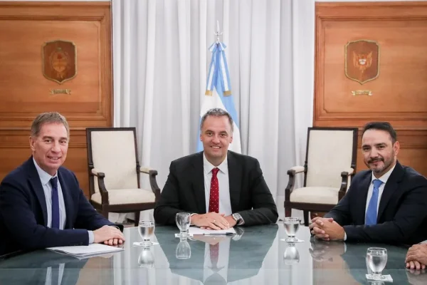 Adorni se reunió con el gobernador Valdés en medio de la negociación por la reforma laboral
