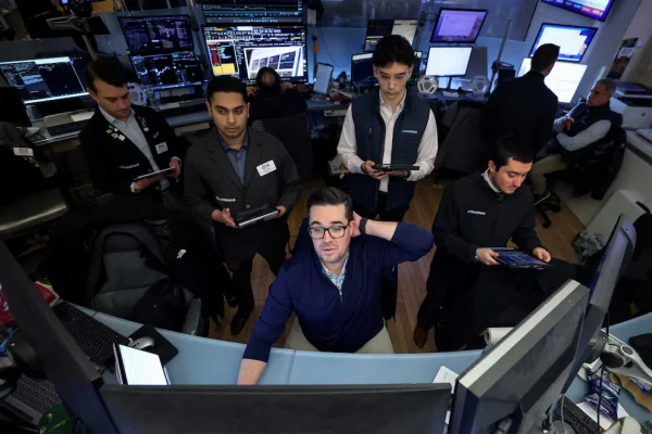 Las acciones argentinas caen hasta 6% en Wall Street y el riesgo país sigue arriba de los 500 puntos