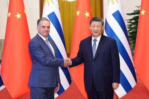 Yamandú Orsi firmó acuerdos con China mirando al Mercosur