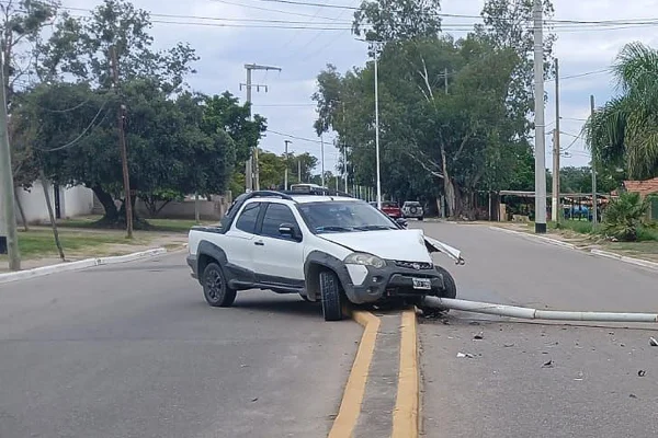 Se quedó dormido al volante y se estrelló contra un poste