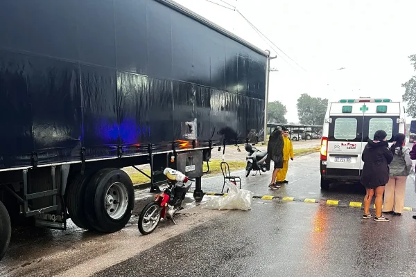 Choque entre una moto y un camión estacionado en Ruta 38