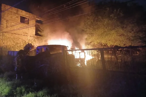 Voraz incendio en una casa abandonada