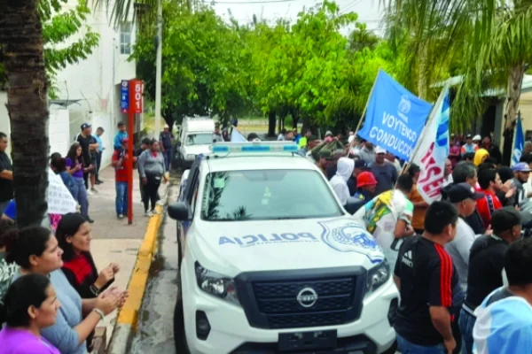 Trabajadores se movilizaron  ante la Cámara Olivícola Riojana