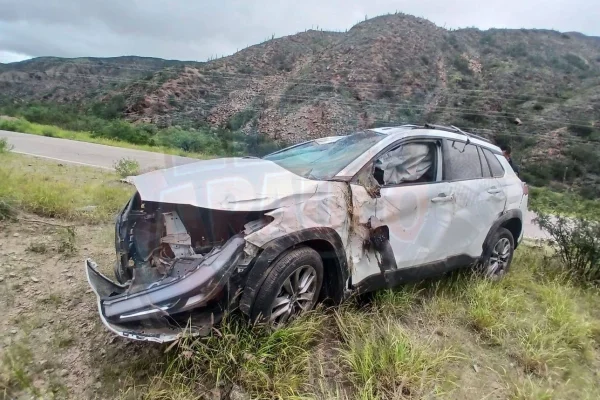 Vuelco en Ruta N° 9 dejó dos heridos de gravedad