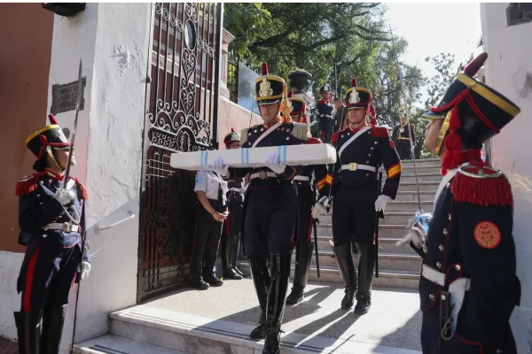 Comenzó el traslado del sable corvo de San Martín al Regimiento de Granaderos