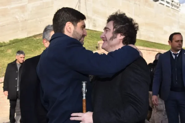 Javier Milei preside en Santa Fe el acto de entrega del sable corvo de San Martín