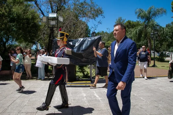 Tras una despedida multitudinaria, el sable corvo de José de San Martín arribó a Santa Fe