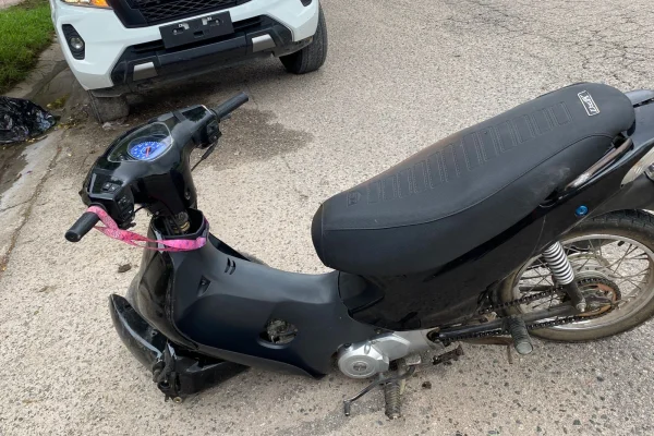 Una mujer sufrió lesiones luego de una caída de su moto