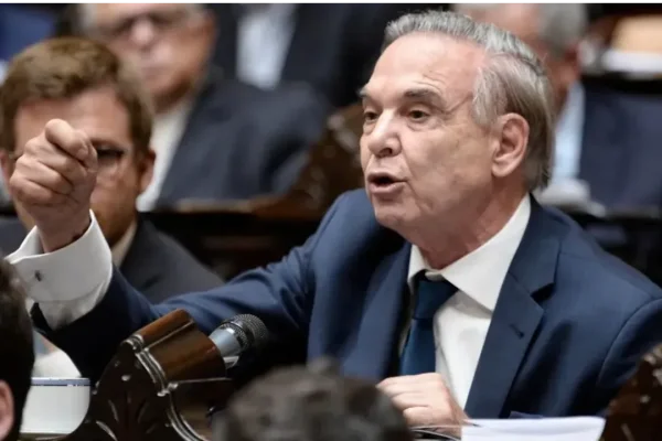 Pichetto acusó al Gobierno de “ejecutar un plan deliberado” para destruir la industria