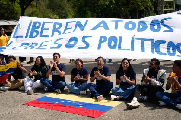 La ONG Foro Penal informó que al menos 30 presos políticos venezolanos fueron excarcelados este domingo por el régimen