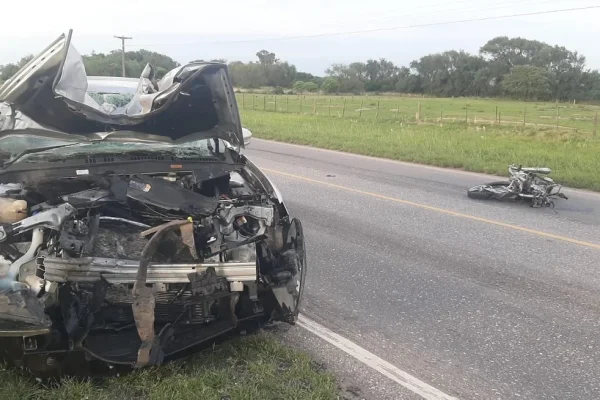 Dos muertos por el choque entre una moto y un auto en Córdoba