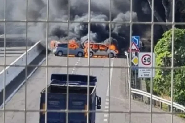 Asalto comando en el sur de Italia: simularon un control policial y volaron un camión blindado