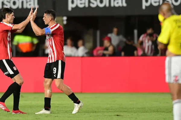 Estudiantes volvió al triunfo ante Riestra para seguir prendido