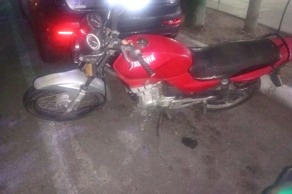 Un motociclista cayó de su moto y sufrió una fractura en la clavicula