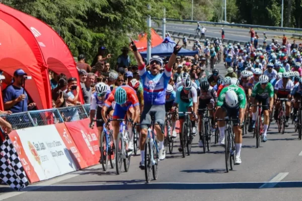 Los ciclistas chepeños Nicolás Moyano y Ramón Oviedo corrieron en la Vuelta de San Juan