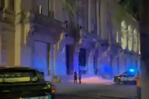 Santa Fe: policías se manifestaron en la Casa de Gobierno en reclamo salarial