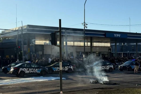 Protesta policial en Rosario: 200 agentes, 50 patrulleros y tensión en Jefatura