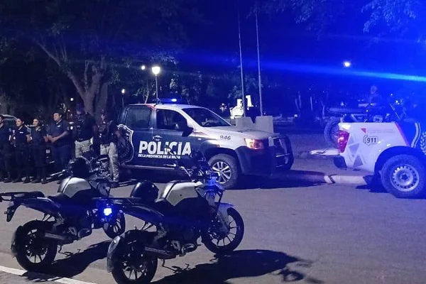 Jóven policia cayó de su moto y se fracturó un brazo
