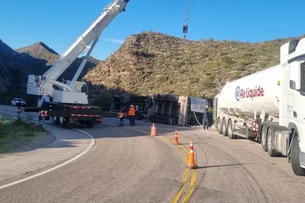 Realizan cortes parciales en Ruta 60 para retirar un camión accidentado