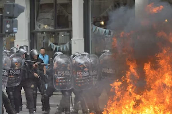 Incidentes entre manifestantes y la policía en las inmediaciones del Congreso