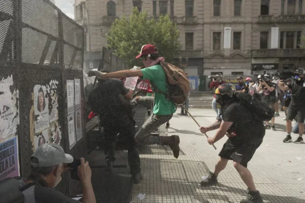 El Gobierno denunciará a los manifestantes que provocaron los incidentes en el Congreso