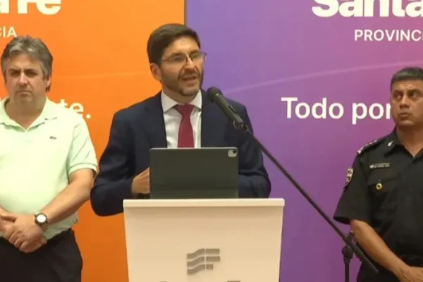 Hay acuerdo entre los policías de Santa Fe y el gobierno provincial: se levanta la protesta
