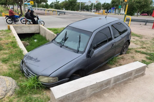 Perdió el control de su auto  y terminó herido