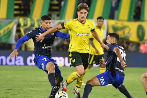 Vélez rescató un empate ante Defensa y se mantiene como puntero en la Zona A