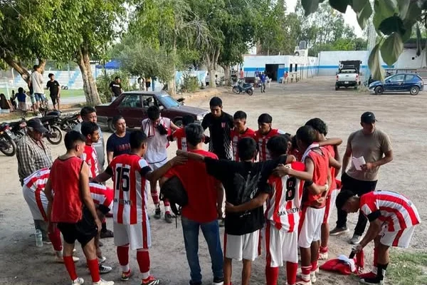 Fútbol Barrial: El líder de la Zona A, San Vicente, empató con Racing
