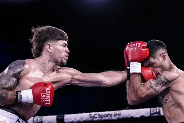 Boxeo: Javier Pozo prolongó su invicto con otro triunfo en el estadio de la FAB