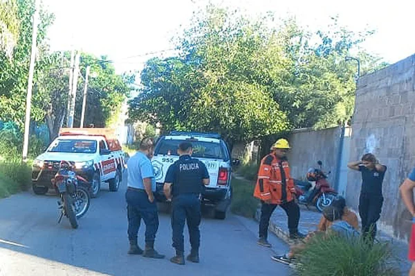 Chocaron contra un automóvil y sufrieron heridas