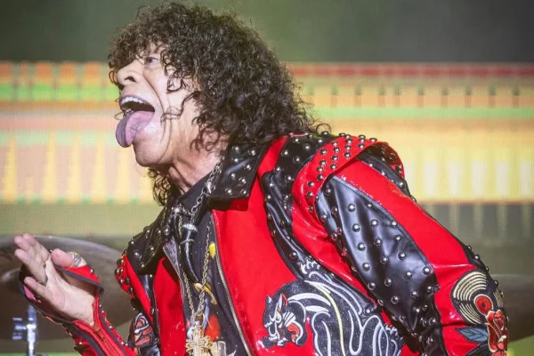 Preocupación por la salud de La Mona Jiménez durante su primer show del año: “Me quedé sin aire”